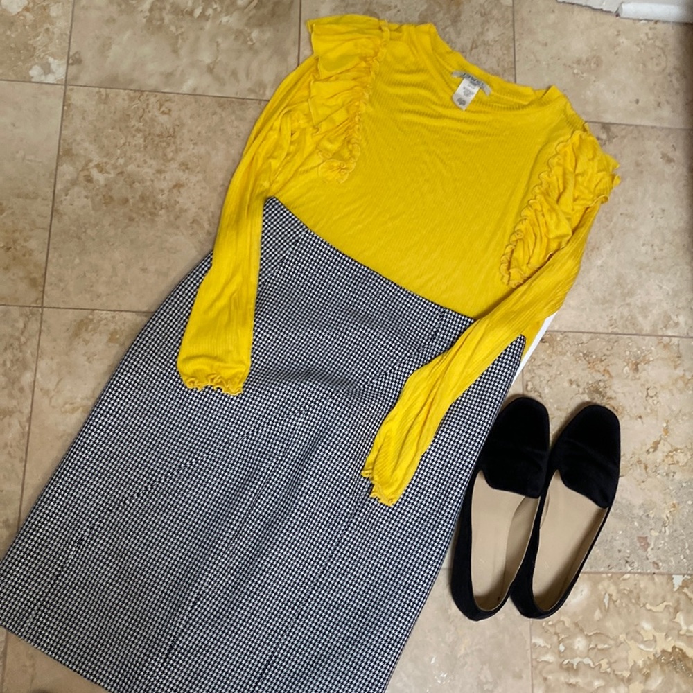 Ribbed Long Sleeved blouse. Gold NWT Size Medium - Picture 3 of 4